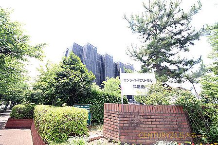 **陽当たり良好な3階部分！**緑豊かな周辺環境に調和する、落ち着いた佇まいの中古マンションで新生活を始めませんか。