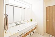 十分な大きさの三面洗面台で、身だしなみチェックや歯磨きなど、朝の慌ただしい時間でもゆとりを感じていただけます。