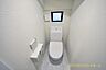 トイレ：節水性と快適性を兼ね備えた洗練のトイレ空間！温水洗浄機能や便利な操作パネルで毎日の使用を心地よく支えます。