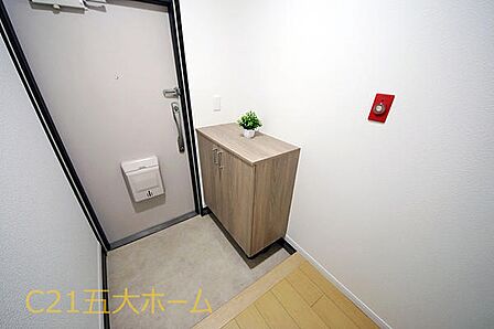 玄関には家族みんなの靴を収納できるシューズボックス付き！飾り棚としても演出できて、季節のインテリアやご家族の写真を飾るのも素敵ですね。