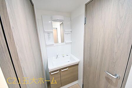 使いたいものがすぐに手に取れるオープン棚の洗面化粧台。散らかりやすい洗面スペースをスッキリさせることで忙しい朝の身支度も快適におこなえます！