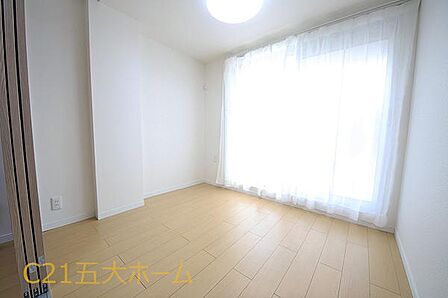 柔らかい陽光が差し込み、明るいお部屋を演出してくれます。採光の取れる窓が気持ちの良いお部屋を創り上げます。