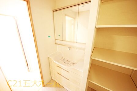 朝の身支度も楽々の三面化粧台は鏡裏にも収納があり、小物などをしまえてすっきりとした状態を保てます。