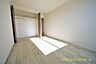 洋室：お部屋には程よく採光が入り、過ごしやすい居住空間です。窓を開放すると自然換気が可能で、清潔感も保ちやすいです♪(3号棟)