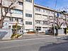 周辺：草加市立両新田小学校 650m