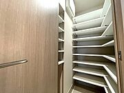 シューズインクローゼットで色々なものを収納できてお部屋がすっきりします。