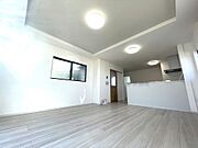約18.1帖のリビングです。アクセントクロスや折上天井などオシャレな空間となっております。家族で一番長く過ごす空間が、一番魅力的な空間になります。