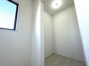 2階の洋室にはウォークインクローゼットが2箇所ございます。居住空間を有効にお使いいただける工夫のある設計となっております。