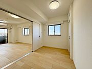 洋室5.8帖。引き戸を開放することで、隣接するリビングと一体化した広大な空間が生まれます。