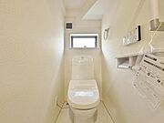 窓から自然光が差し込み、明るく清潔感あふれるトイレです。換気扇も完備しており、いつでも快適な空間を保てます。家族みんなが気持ちよく使える、衛生的な空間です。