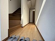 玄関は木のぬくもりを感じられ高級感もあり普段の生活のひと時を特別なものにしてくれそうです。収納もたっぷりございます。