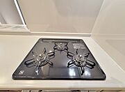 3口コンロ。同時進行で効率アップはもちろん鍋を移動する回数が減り、無駄な動きを軽減することが出来ます。