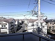 ～解放感のバルコニー～バルコニーからみる景色は解放感たっぷりです。陽を浴びてから気持ちよく朝食が摂れます。閑静な住宅街を一望できます。