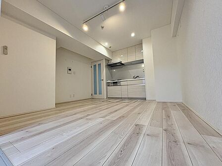 「A soothing place :癒しの場所」柔らかな色合いの床材とダウンライトで落ち着きある雰囲気にできました。お寛ぎ下さい。