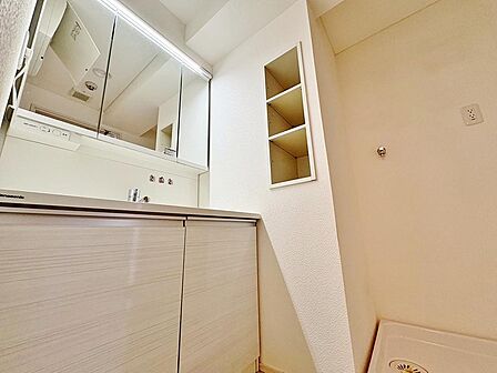 「Bathroom vanity」3面鏡洗面化粧台、収納も豊富で、脇におけるスペースがあり朝の忙しい時でも準備がはかどります。