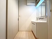 1階に水まわりを集約させた家事ラク設計が魅力です 。室内物干しが2箇所あるので、動線が忙しい朝をサポート