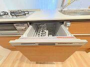 「ビルトインタイプ食器洗乾燥機」通常の手洗いでは使用出来ないほど高温のお湯や高圧水流を使うことにより汚れを効果的に落とすことができる。殺菌効果が非常に高く哺乳瓶などを使う家庭で需要が高く大変便利。