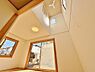 リビング/ダイニング：「A well-lighted stairwell」高い天井と大きな窓から陽光が降り注ぐ、開放感あふれるリビングです。家族の笑顔と会話が弾む、明るく心地よい団らんの時間を育みます。