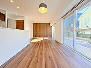 「A  soothing place」窓を開けると、庭の緑を通って心地よい風が吹き込んでくる癒しの空間で寛ぎの時間をお過ごしください。