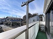 陽当たりの良いバルコニーは、洗濯物も気持ちよく乾く開放的な空間。外の空気を感じながら過ごせる、暮らしにゆとりを与えてくれるスペースです。