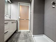 PowderRoom三面鏡タイプのワイドな洗面化粧台を採用し、キャビネット収納はぎっしり色々な物を収納でき下部収納もございます。シャワーヘッドタイプを採用しておりますのでお掃除など楽々できます。