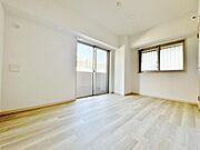 ～洋室6.7帖～明るい陽光が差し込むリビングは、家族団らんのひとときを育む理想の空間。木のぬくもりを感じる床で、心地よい毎日を。