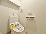 洗練されたデザインのトイレは、手洗い一体型。お子様も使いやすく、家族みんなが快適に利用できます。