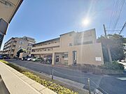 日差しが心地よい外観のマンション。駐車場や駐輪場も充実しており、お子様との外出もスムーズに楽しめます。