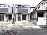 ～モダンデザイン～シャープなシルエットにシンプルな配色を施したモダンな外観でありながら意匠性高い時の流れに左右されないデザインとなっております。室内に入るとゆったりとした住空間が広がります。