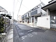 ～閑静な住宅街に佇む～品格漂う閑静な住宅街を象徴するコダテがここに誕生。街並み外観だけでなく家の中に脚を踏み入れても落ち着いた時間空間を演出する事ができます。