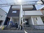 南東角地で陽当り良好。開放感があります(2026年5月下旬撮影)。2号棟は左側