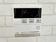 お風呂場と台所に操作リモコンがあり、キッチン近くにある給湯リモコンは、ボタン一つで簡単に沸かせ便利。