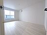 寝室：洋室7.5帖。バルコニーに面した明るいお部屋。ファミリークローク付です。