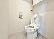 清潔感あふれる空間に、機能的なウォシュレット付きトイレを設置。上部の収納棚でトイレットペーパーなどのストックもすっきり片付き、いつでも快適にご利用いただけます。