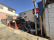 陽光降り注ぐ穏やかな住宅地で、新しい暮らしの舞台が着々と形になっています。ご家族の夢を育む住まいが、この場所で誕生します。