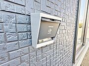 日本でもシェアが拡大しているEV車。自宅で充電出来るようにコンセントを外壁に設置。
