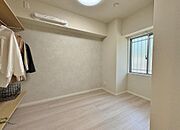 「洋室4.2帖」壁面の収納スペースで、お部屋をいつもきれいに保てます。