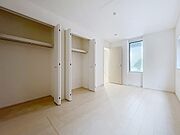 機能的なクローゼットを全居室に完備しています 。生活感のあるアイテムをしっかり仕舞えるからこそ、お部屋を本来の広さで贅沢に使いこなせます。