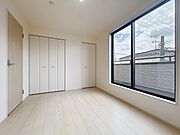 バルコニーへと続く大きな窓が、お部屋に圧倒的な広がりをもたらします。移ろう空の彩りを眺めながら、自分だけの贅沢な時間を過ごせる空間です。