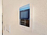 モニター付きインターホン。訪問者が確認でき、お子様がお留守番の時も安心です。