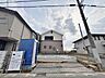 外観：静かな住宅街に、新しい家族の物語を紡ぐ住まいの基礎が完成しました。お子様の成長を見守る安心の暮らしがここから始まります。