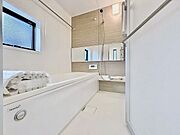 ゆったりとした浴室で一日の疲れを癒せるバスルーム。浴室乾燥機付きで雨の日のお洗濯にも便利です。快適性と機能性を兼ね備えた設備が日々の暮らしを支えます。