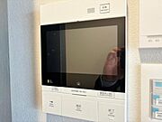 「見える安心」をカタチにしました。誰が来てもわかる様にモニター付きインターホンを設置。家事導線を考慮した個所に設置し、防犯性と利便性に優れ快適と安らぎを合わせた優しい設計。