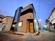 お洒落な感じが漂う外観です。閑静な住宅街ですので、車通りも少ないです。