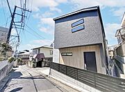 ～陽光を贅沢に採り込む角地～南側道路に面した角地のため、周囲に遮るものがなく、一日中明るい陽射しが室内に差し込みます。高台ならではの心地よい風が通り抜け、開放感あふれる暮らしがここから始まります。
