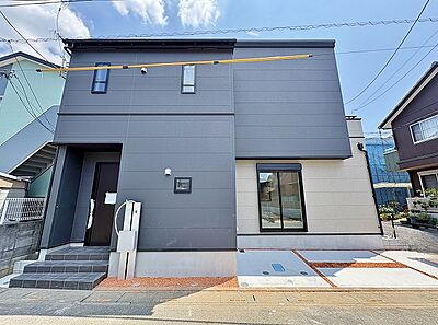 外観:閑静な住宅街に佇む新築物件です。家族の夢を育む新しい暮らしが、ここから始まります。 外観:閑静な住宅街に佇む新築物件です。家族の夢を育む新しい暮らしが、ここから始まります。