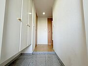 玄関の上がり框の段差が少なくどなたでもスムーズに出入りできる優しい設計です。