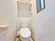 十分な広さと清潔感のあるカラーで纏まったトイレ。プライバシーへの配慮や動線、落ち着いた空間となる様、全体的な配置にこだわって設計されております。