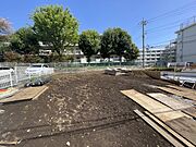 西武池袋線「富士見台」駅徒歩8分。小・中学校近く、公園や買物施設も徒歩圏内で住環境良好。2026年4月中旬撮影
