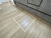 床下に保存食や防災グッズを保管できる収納です。取り外すことで床下の点検が出来る点検口にもなります。
